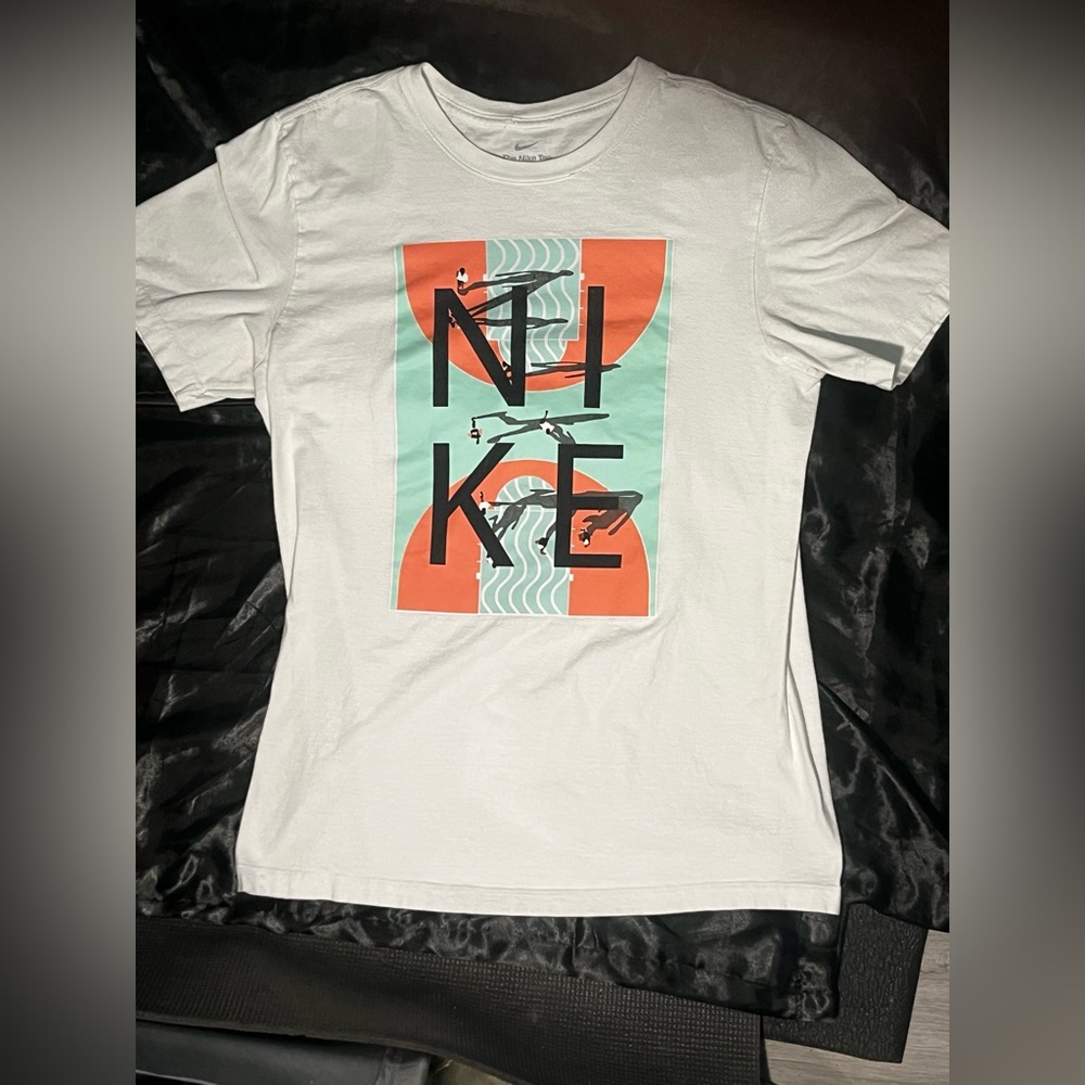 Nike Basketball Around The World S/S T-shirt medium